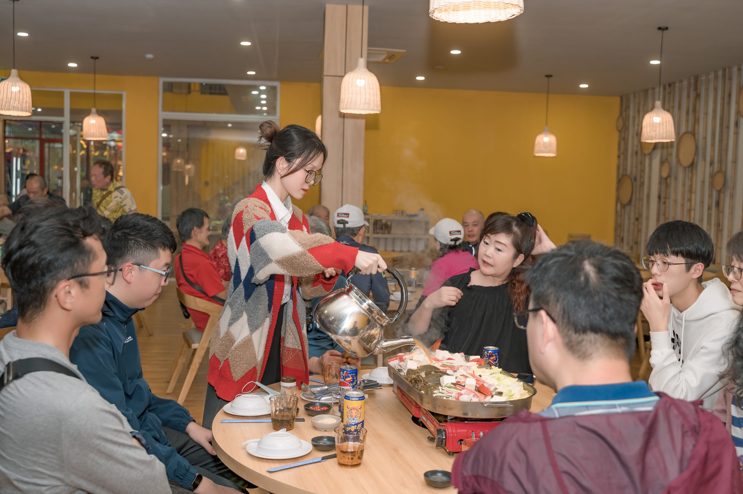 Nhân viên Năm Châu Seafood phục vụ tận tâm trong buổi tiệc Year End Party